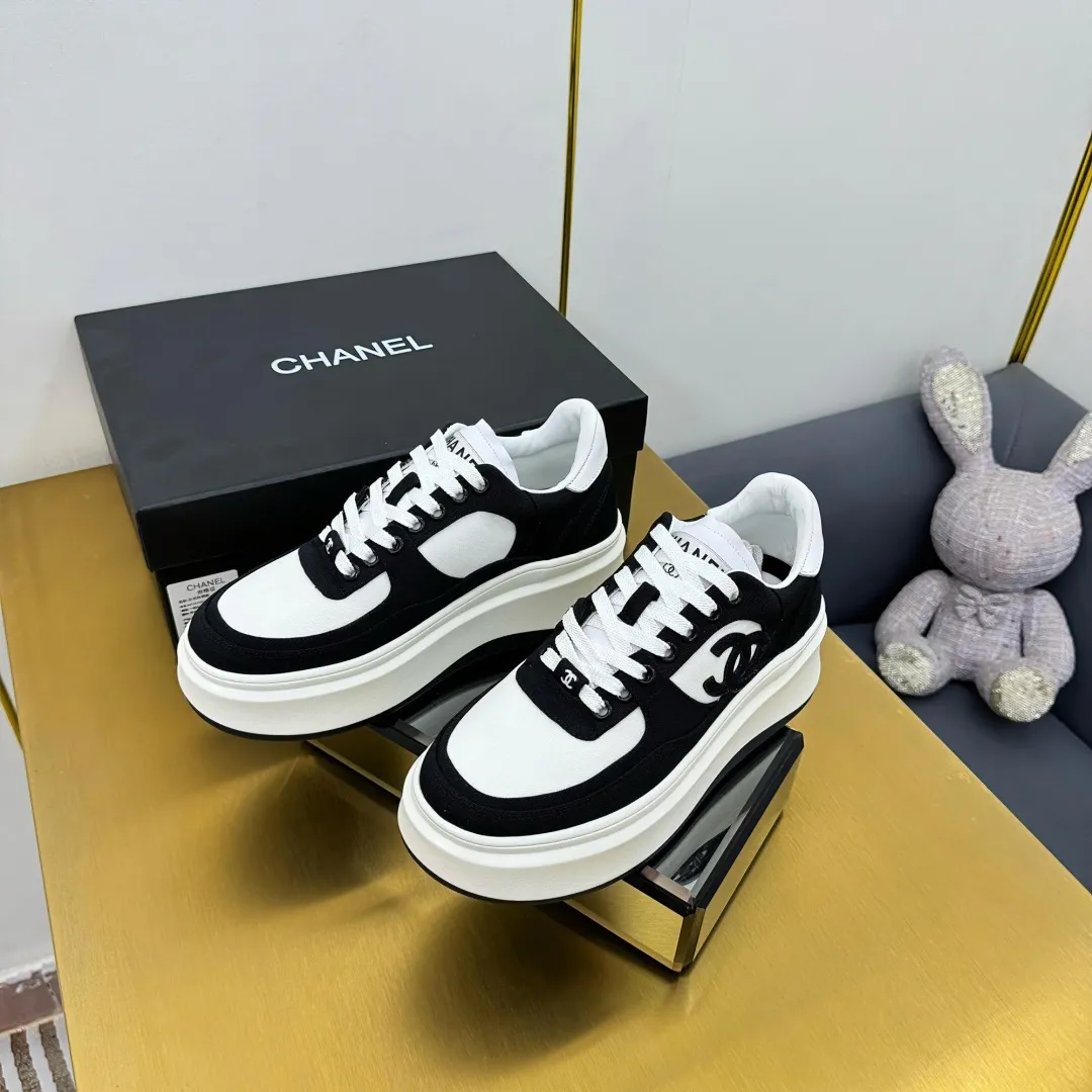 👟👟Ex-factory price 600👟👟 Upgraded version, upgraded version, upgraded version! No rebuttal accepted! ! ! ! Chanel Chanel panda shoes! 2025 counter's top casual sports shoes. This classic design; the upper is electro-embroidered with a variety of techniques; the outsole is fashionable and sporty; the unusual inclusion of a variety of color matching elements... The diversified mix and match is very good-looking and versatile, and can be used for leisure, fashion, sports, and outdoor... ꫛꫀꪝ Go➫ Materials: ❶Upper made of: original imported first-layer silk cowhide + original waterproof cloth + original first-layer cowhide ❷Inner lining: Original Yangli+Net ❸Outsole based on: Original TPU combination outsole Counter boutique packaging complete set for women 35–41 👉 👉